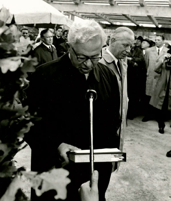 [Translate to English:]  Arne Jacobsen bei der Grundsteinlegung 1966